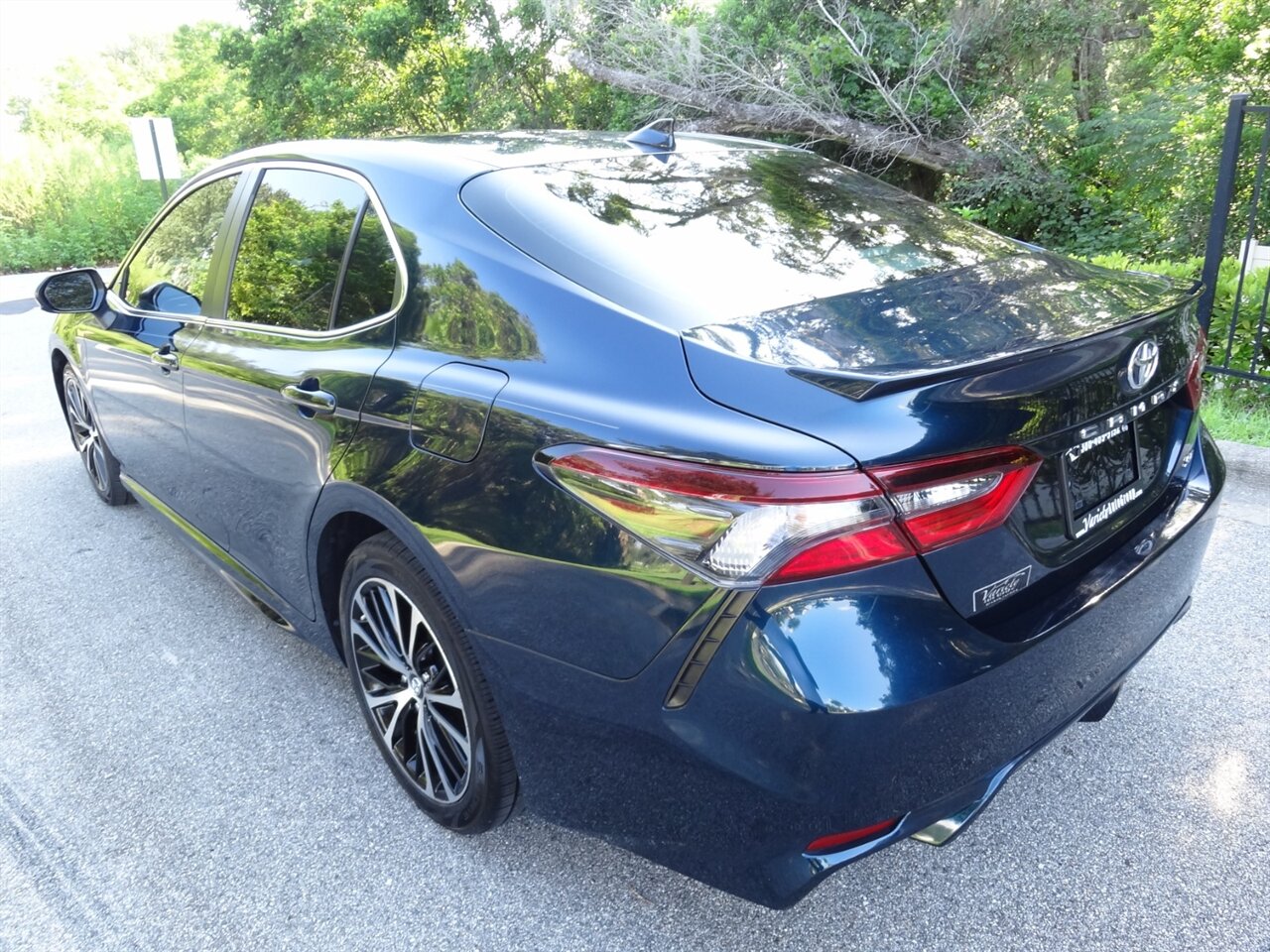 2021 Toyota Camry SE - Photo 3 - Deland, FL 32720