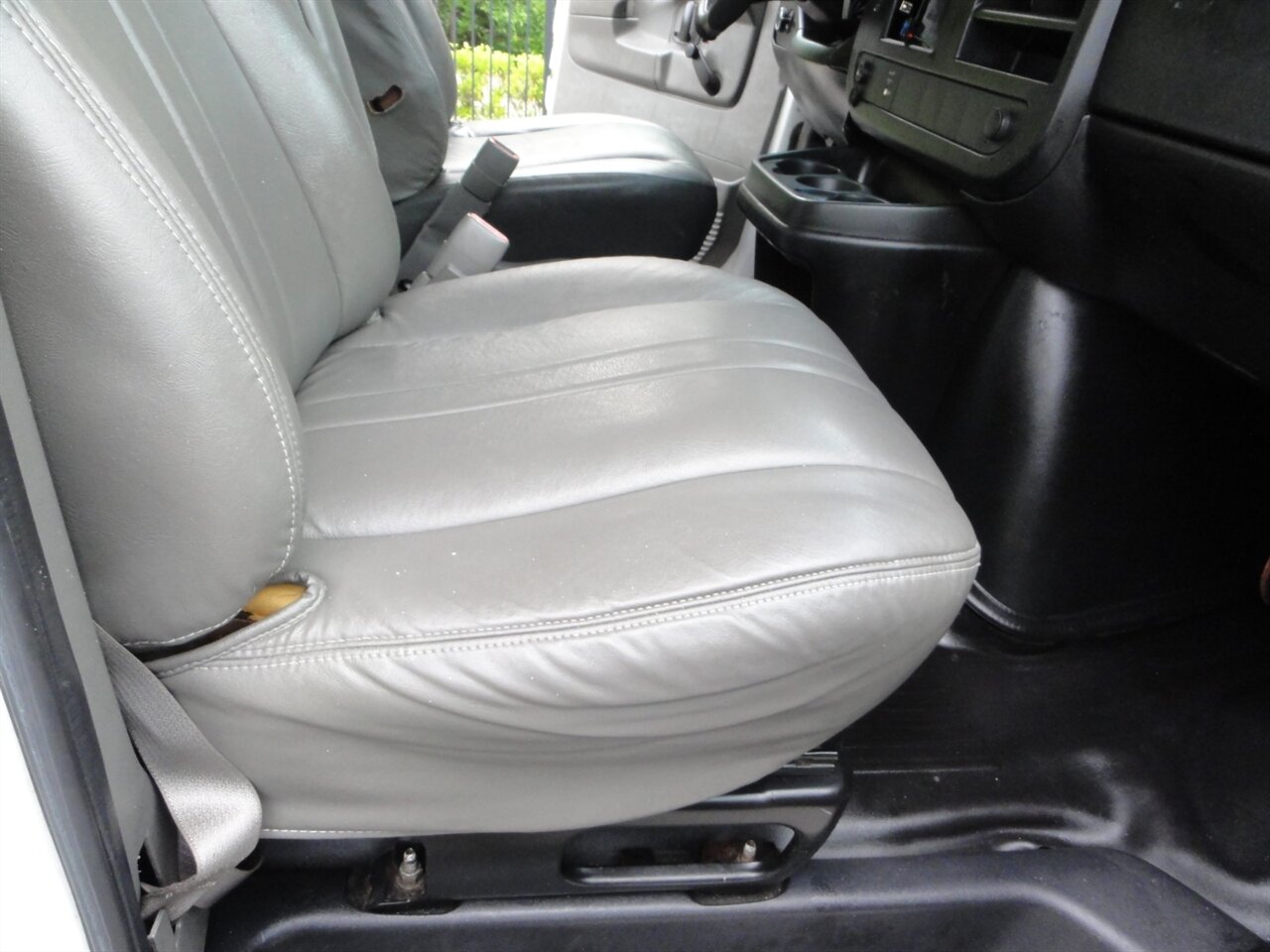 2012 Chevrolet Express 3500 BOX TRUCK - Photo 29 - Deland, FL 32720