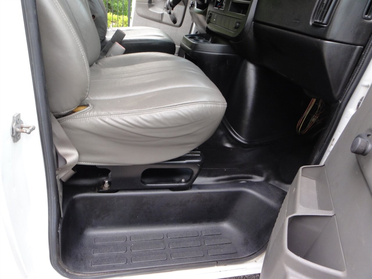 2012 Chevrolet Express 3500 BOX TRUCK - Photo 28 - Deland, FL 32720