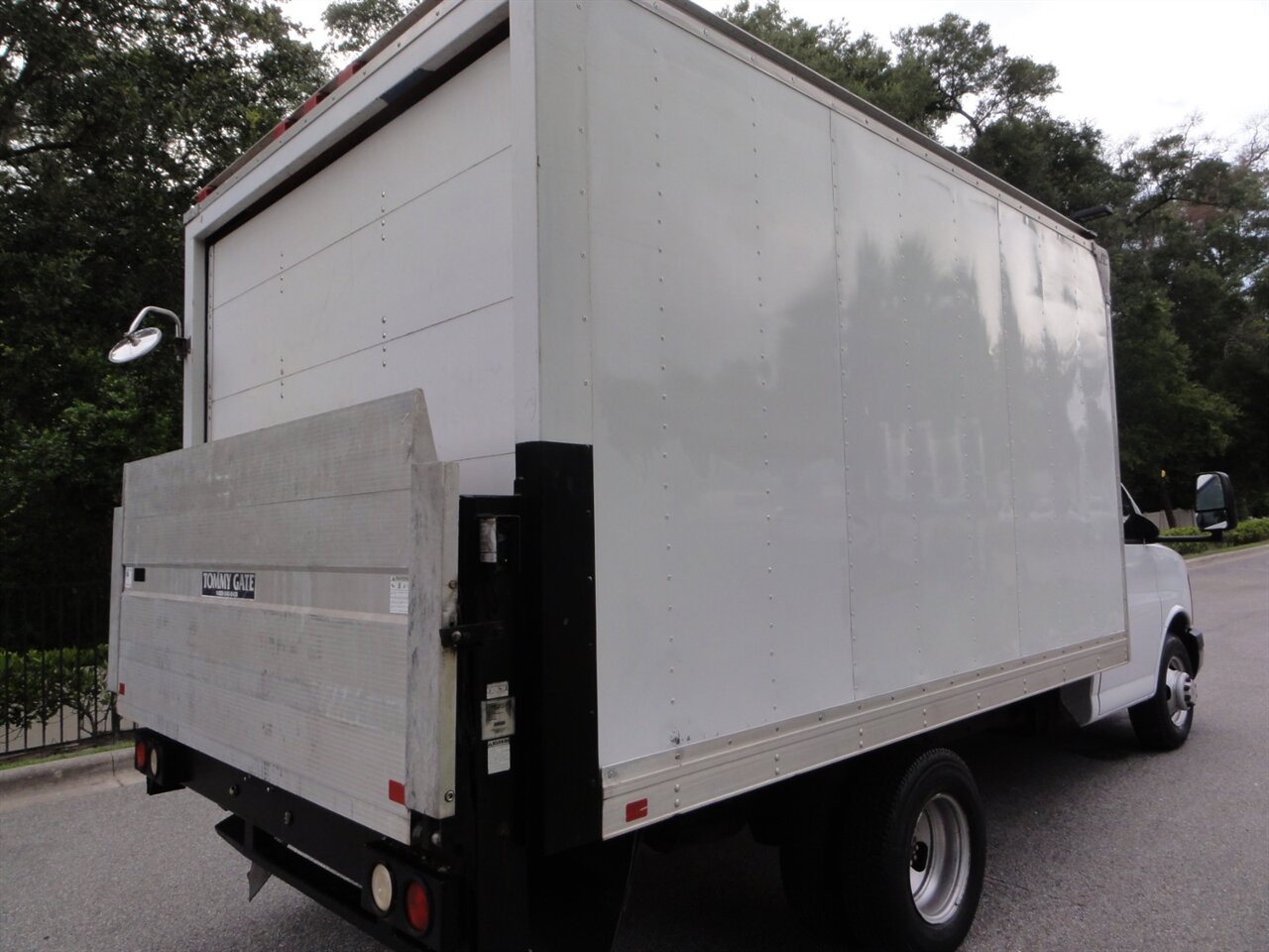 2012 Chevrolet Express 3500 BOX TRUCK - Photo 4 - Deland, FL 32720