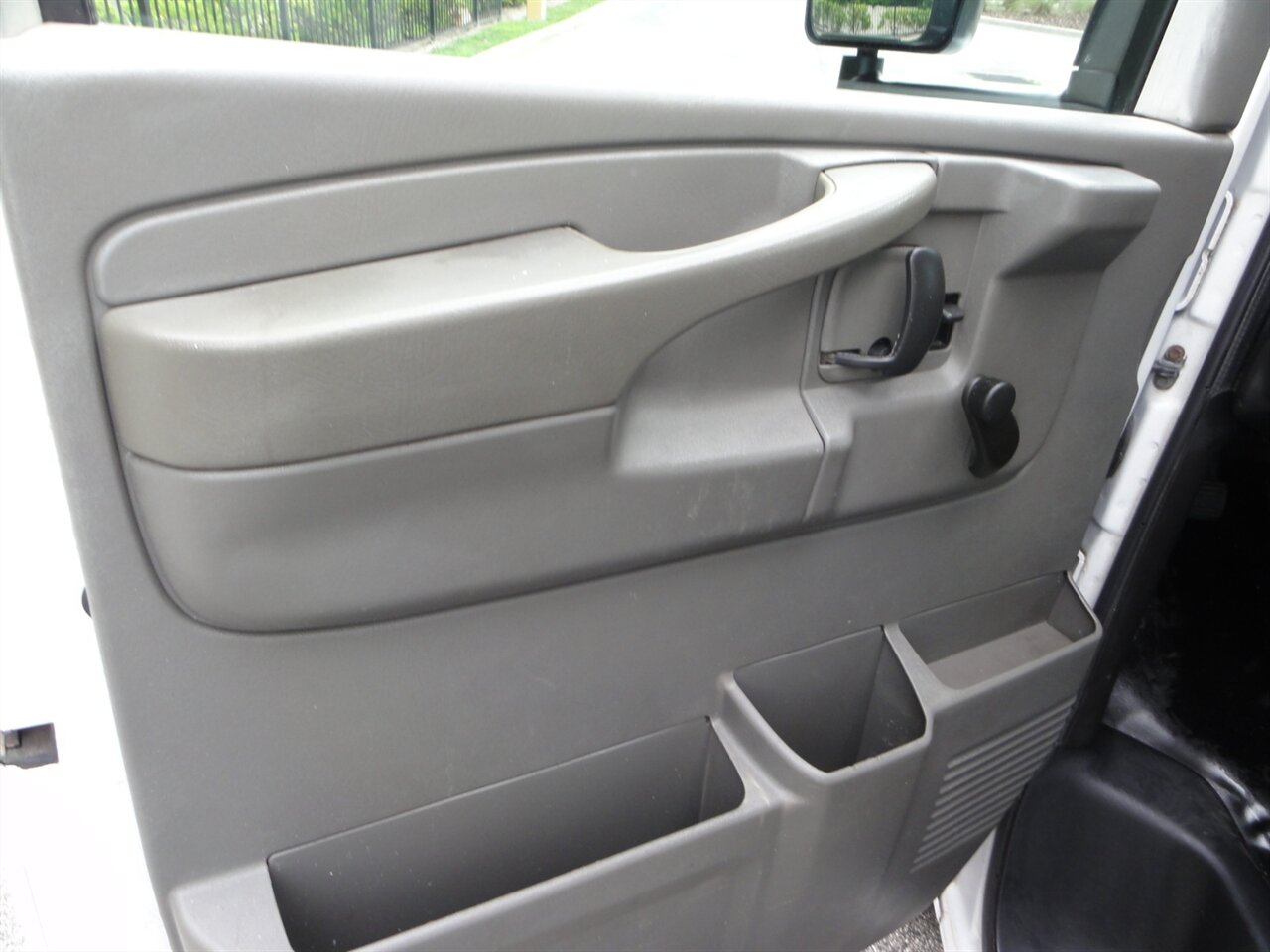 2012 Chevrolet Express 3500 BOX TRUCK - Photo 20 - Deland, FL 32720