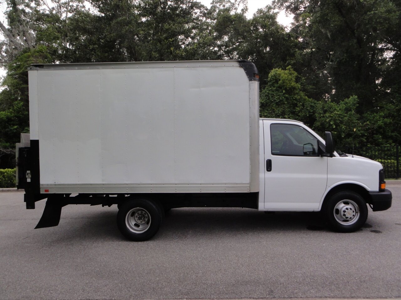 2012 Chevrolet Express 3500 BOX TRUCK - Photo 15 - Deland, FL 32720