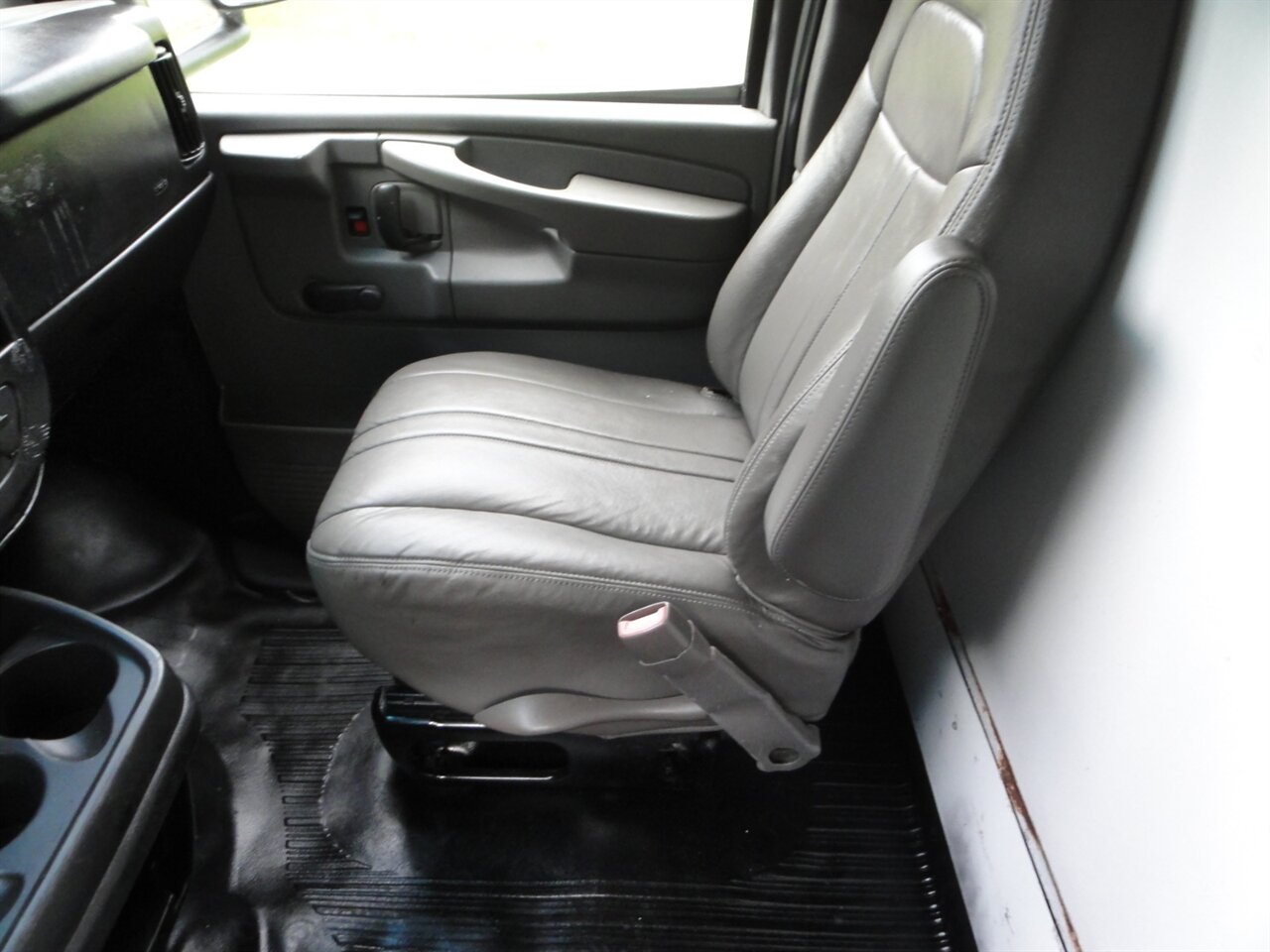 2012 Chevrolet Express 3500 BOX TRUCK - Photo 39 - Deland, FL 32720