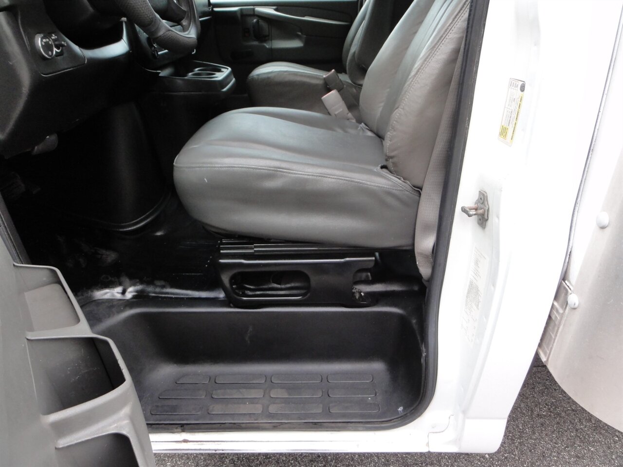 2012 Chevrolet Express 3500 BOX TRUCK - Photo 22 - Deland, FL 32720