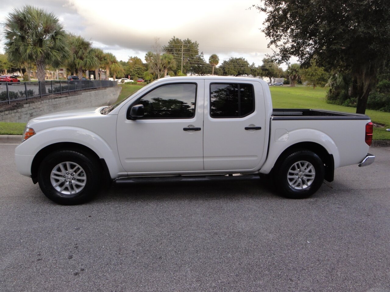 2018 Nissan Frontier SV Crew cab - Photo 16 - Deland, FL 32720