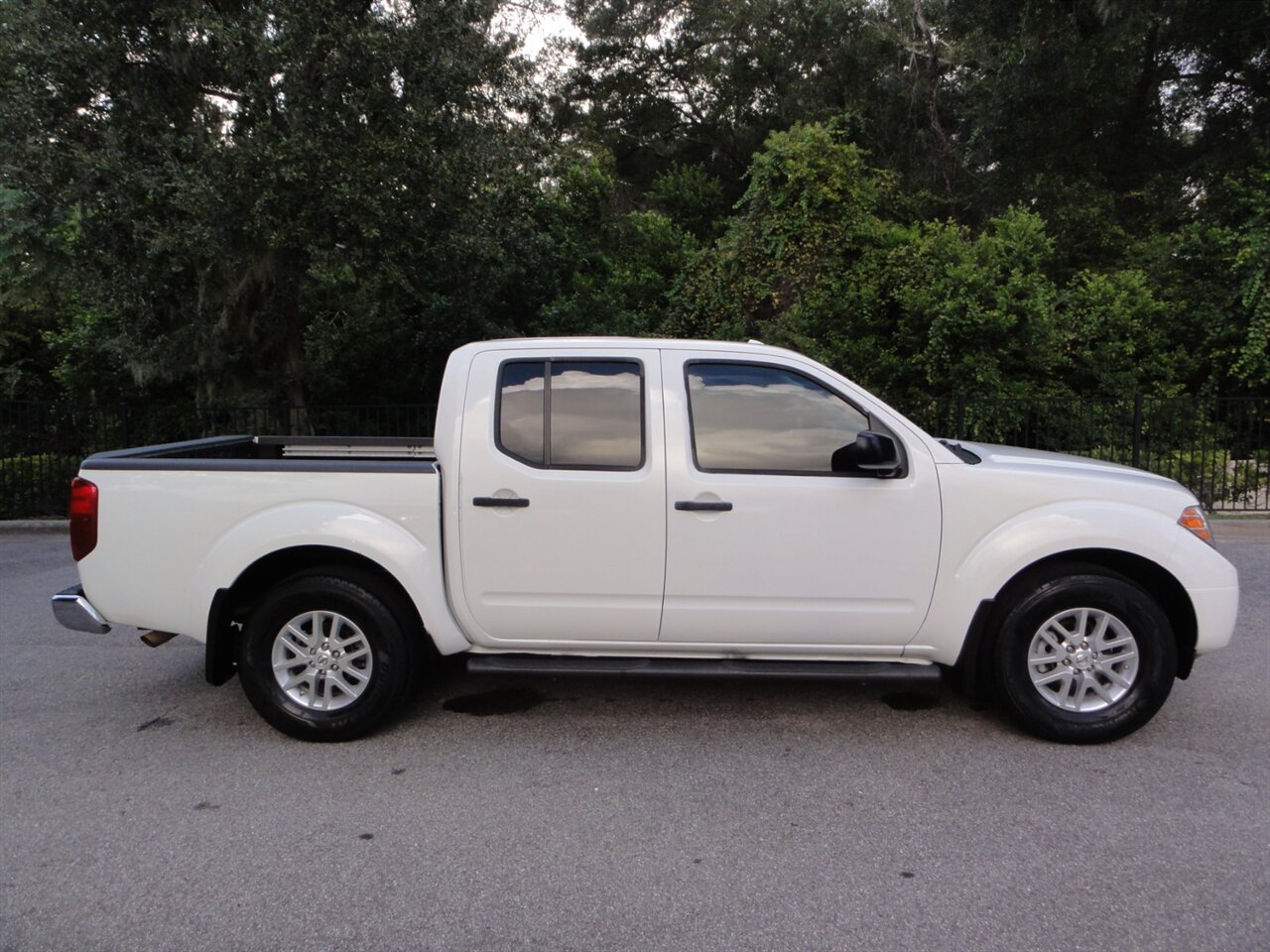 2018 Nissan Frontier SV Crew cab - Photo 15 - Deland, FL 32720