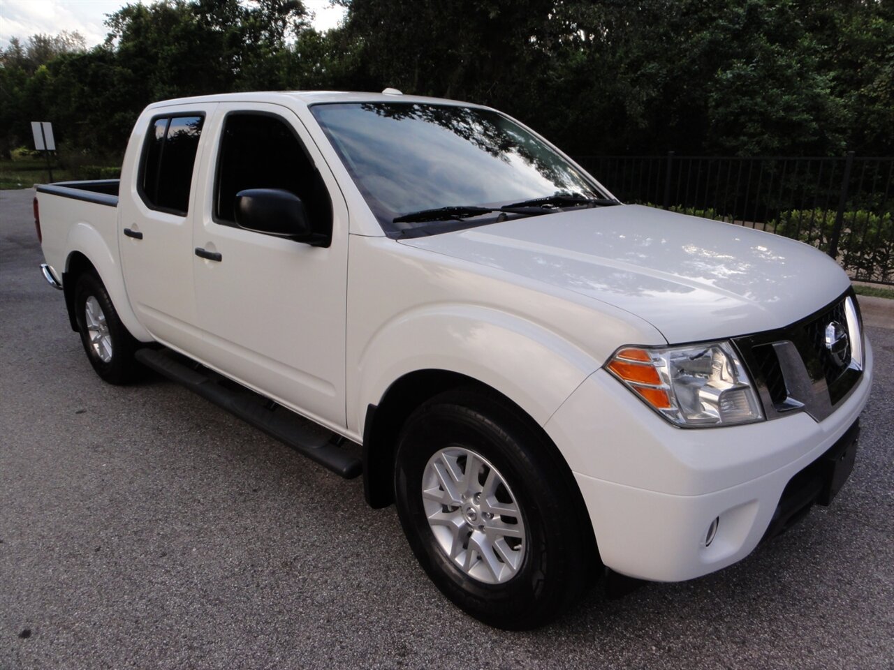 2018 Nissan Frontier SV  Crew cab - Photo 1 - Deland, FL 32720