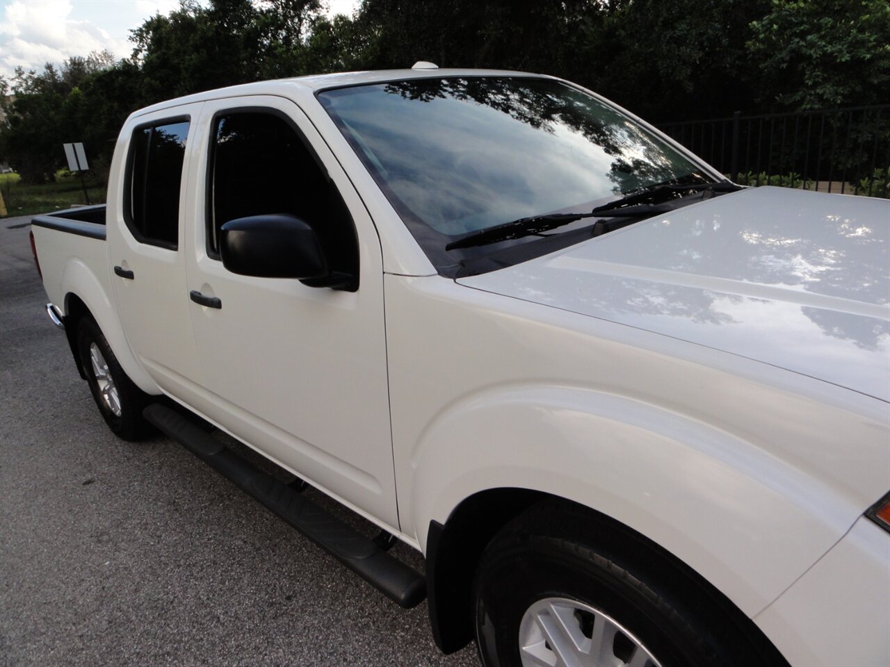 2018 Nissan Frontier SV Crew cab - Photo 8 - Deland, FL 32720