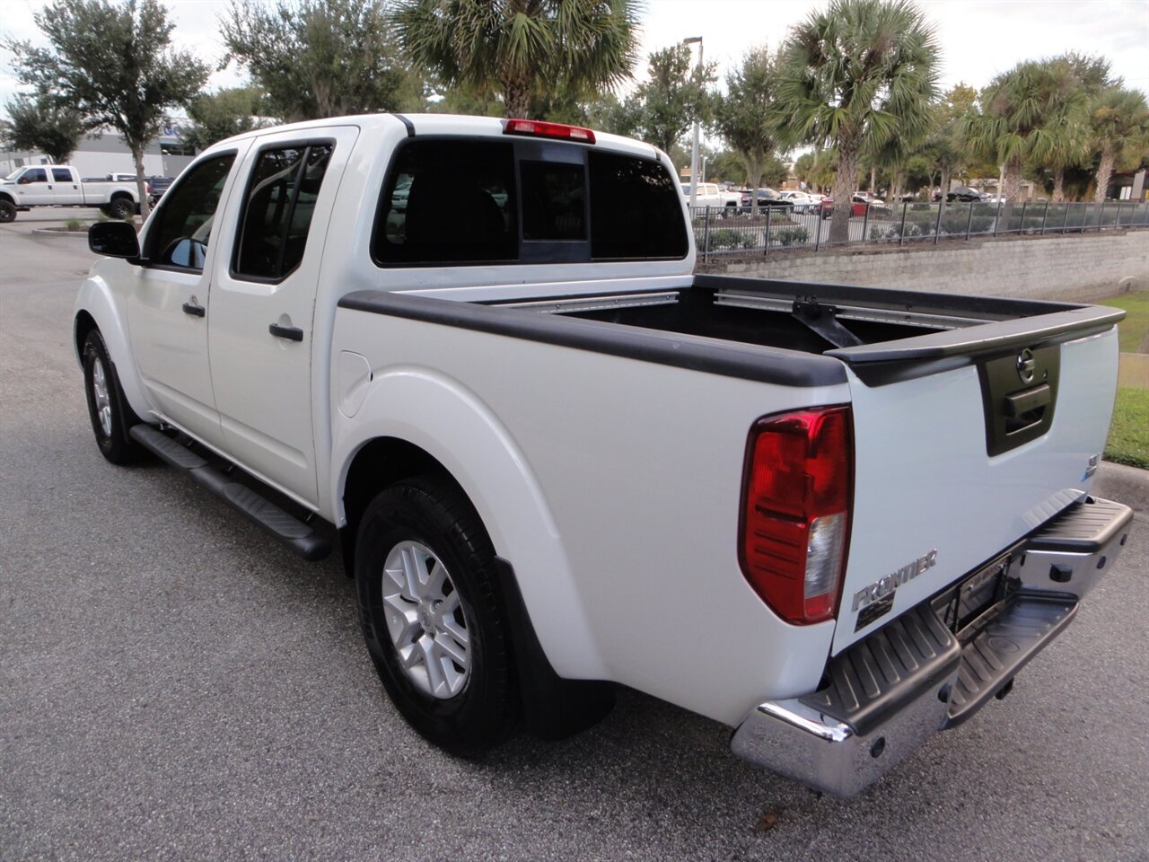 2018 Nissan Frontier SV Crew cab - Photo 4 - Deland, FL 32720