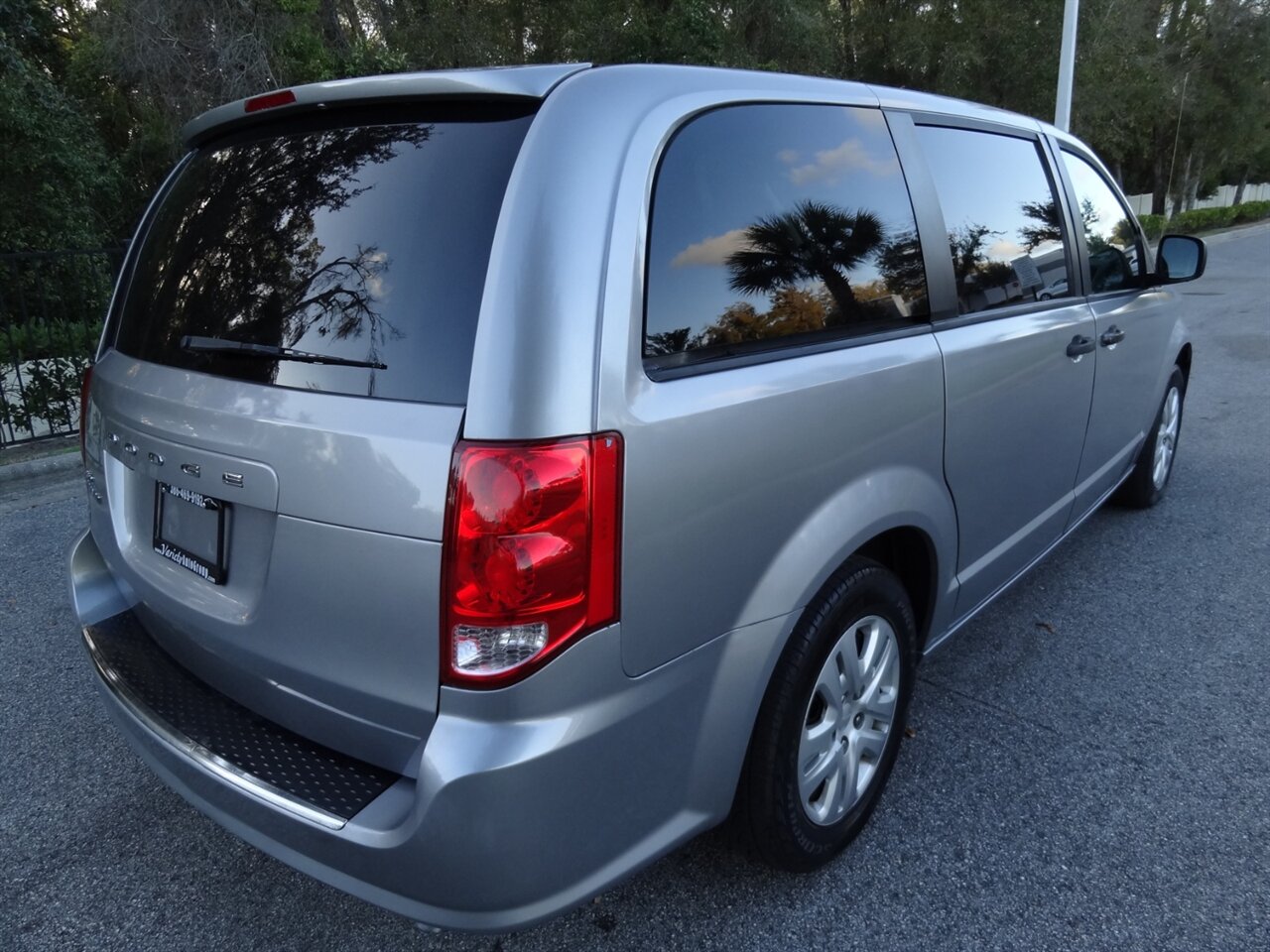 2019 Dodge Grand Caravan SE  Rear DVD entertainment - Photo 3 - Deland, FL 32720