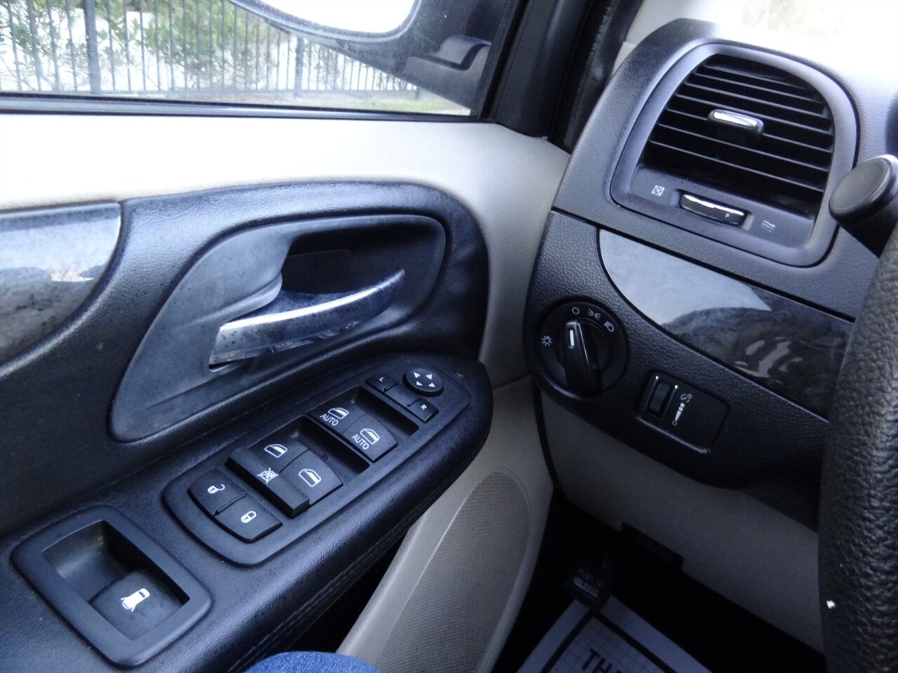 2019 Dodge Grand Caravan SE  Rear DVD entertainment - Photo 25 - Deland, FL 32720