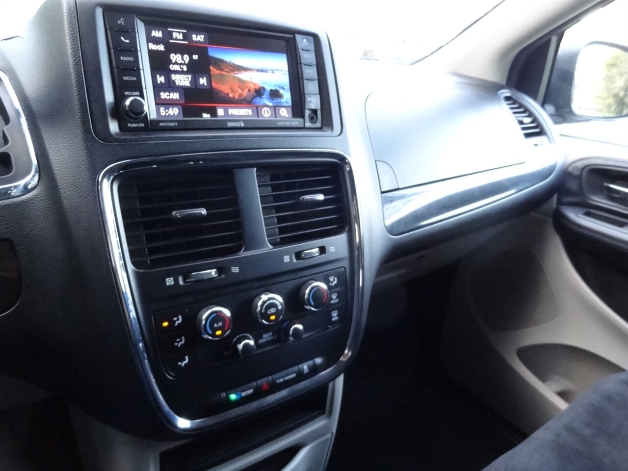 2019 Dodge Grand Caravan SE  Rear DVD entertainment - Photo 50 - Deland, FL 32720