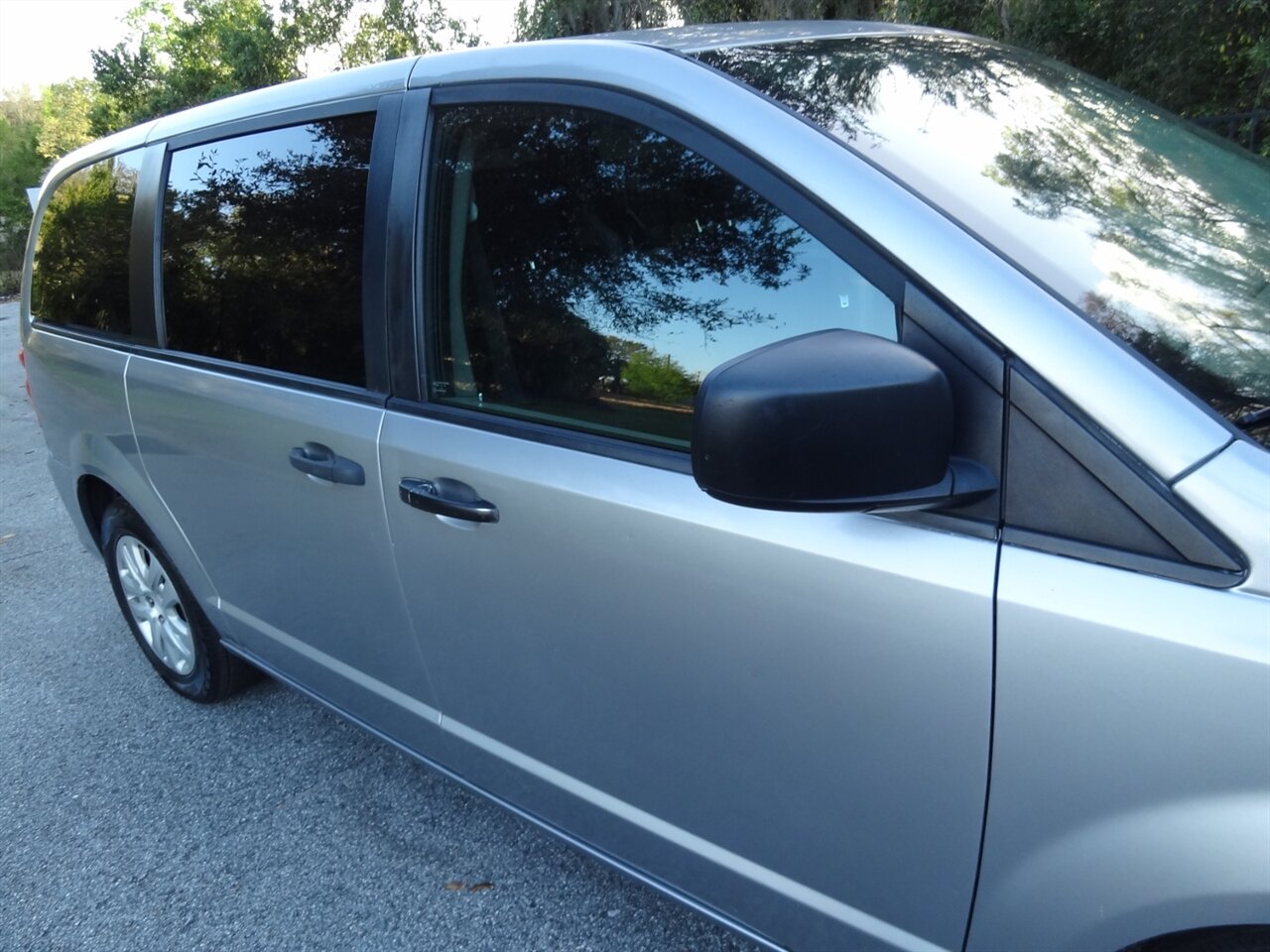 2019 Dodge Grand Caravan SE  Rear DVD entertainment - Photo 10 - Deland, FL 32720