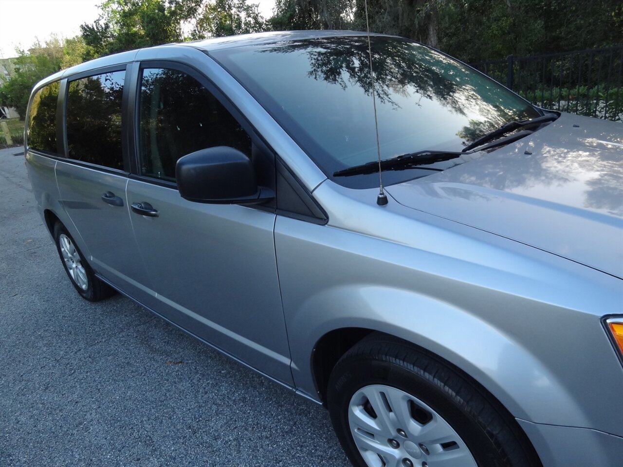 2019 Dodge Grand Caravan SE  Rear DVD entertainment - Photo 8 - Deland, FL 32720