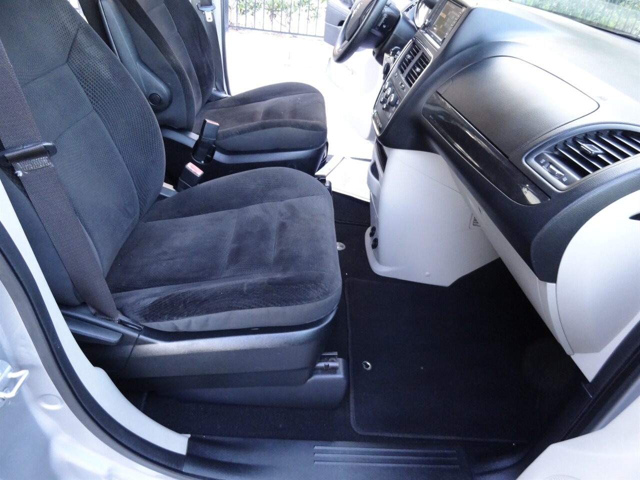 2019 Dodge Grand Caravan SE  Rear DVD entertainment - Photo 39 - Deland, FL 32720