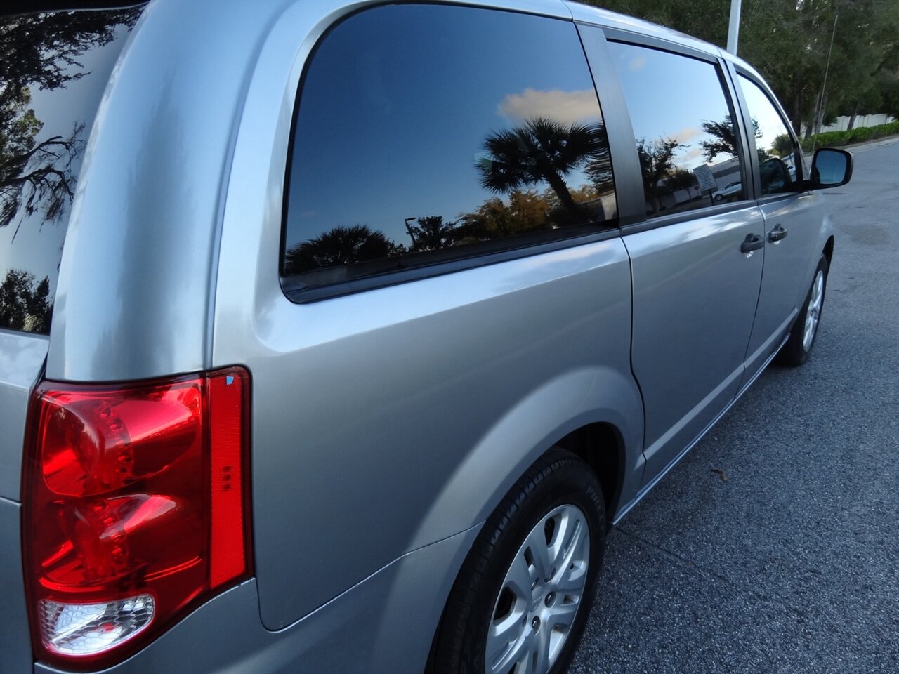 2019 Dodge Grand Caravan SE  Rear DVD entertainment - Photo 13 - Deland, FL 32720