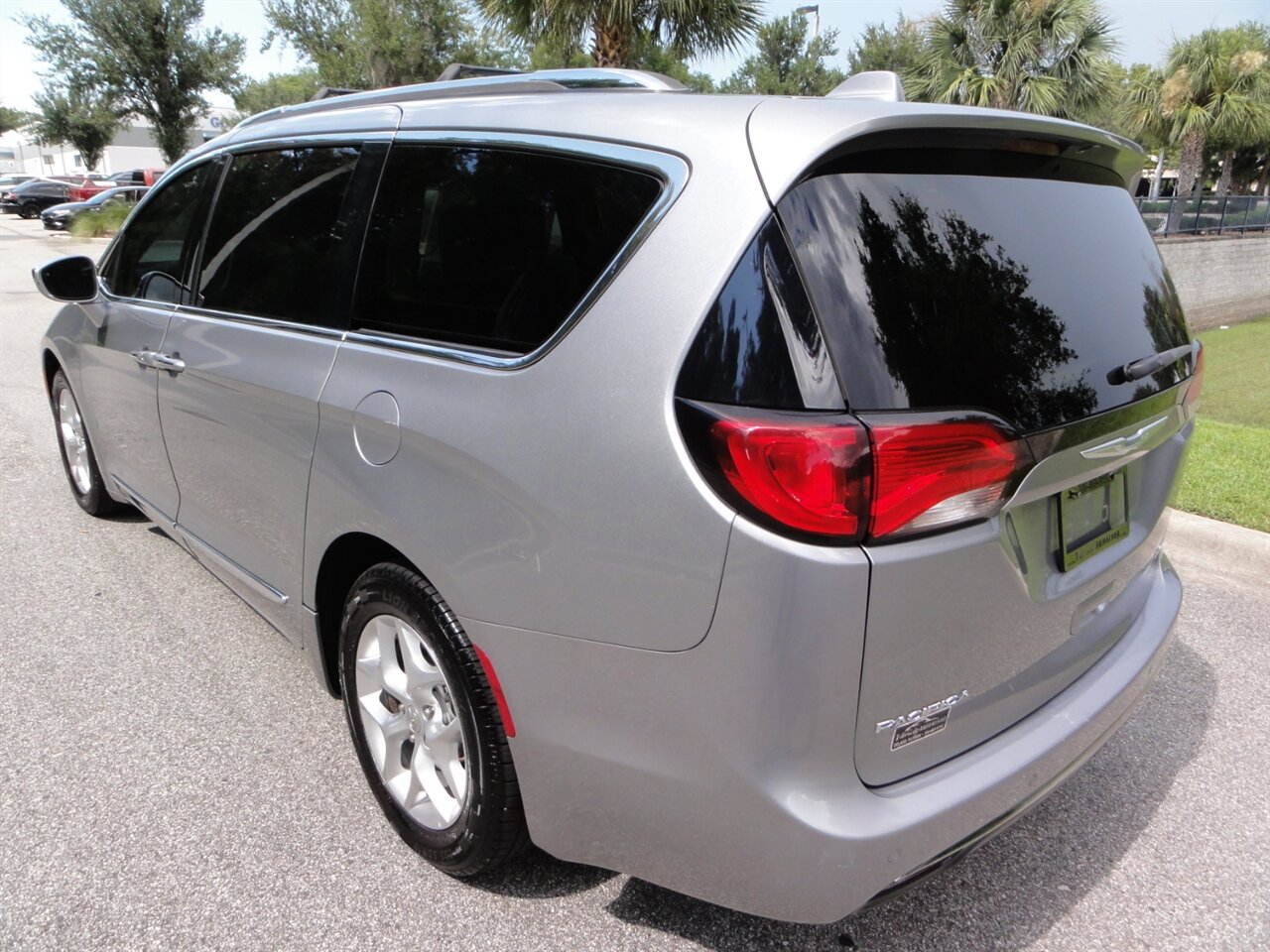 2020 Chrysler Pacifica Limited  Premium - Photo 4 - Deland, FL 32720