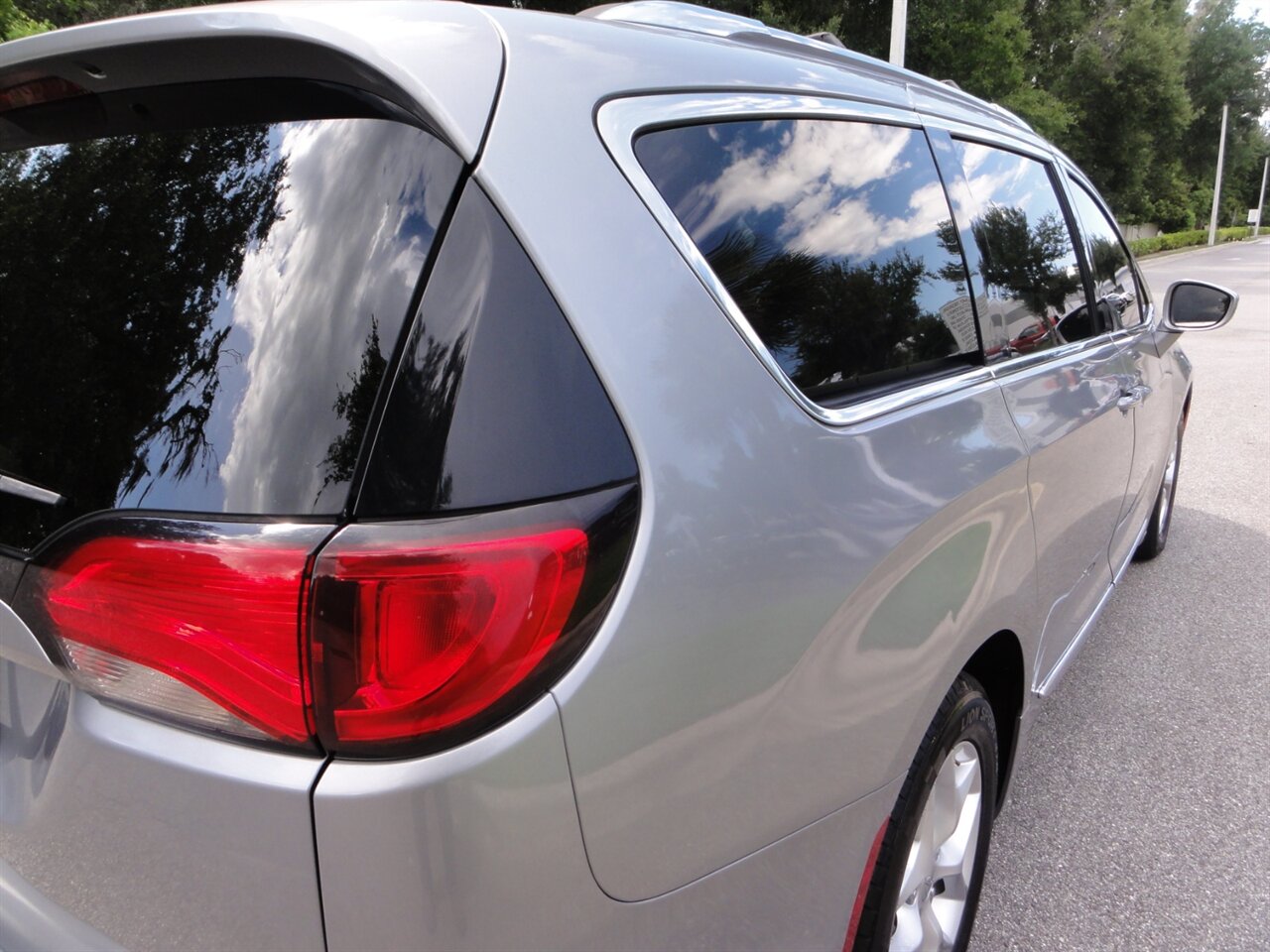 2020 Chrysler Pacifica Limited  Premium - Photo 14 - Deland, FL 32720