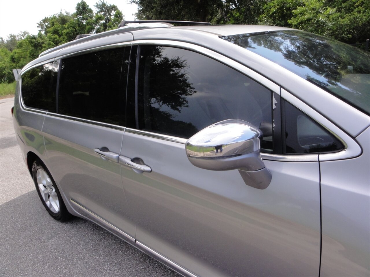 2020 Chrysler Pacifica Limited  Premium - Photo 11 - Deland, FL 32720