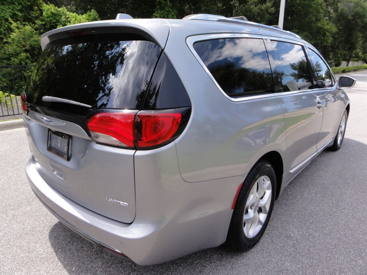 2020 Chrysler Pacifica Limited  Premium - Photo 3 - Deland, FL 32720