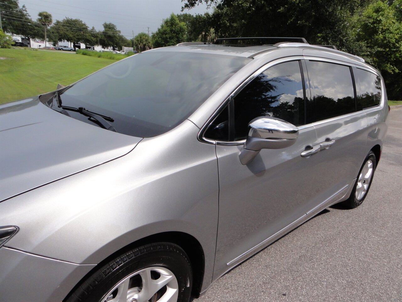 2020 Chrysler Pacifica Limited  Premium - Photo 10 - Deland, FL 32720