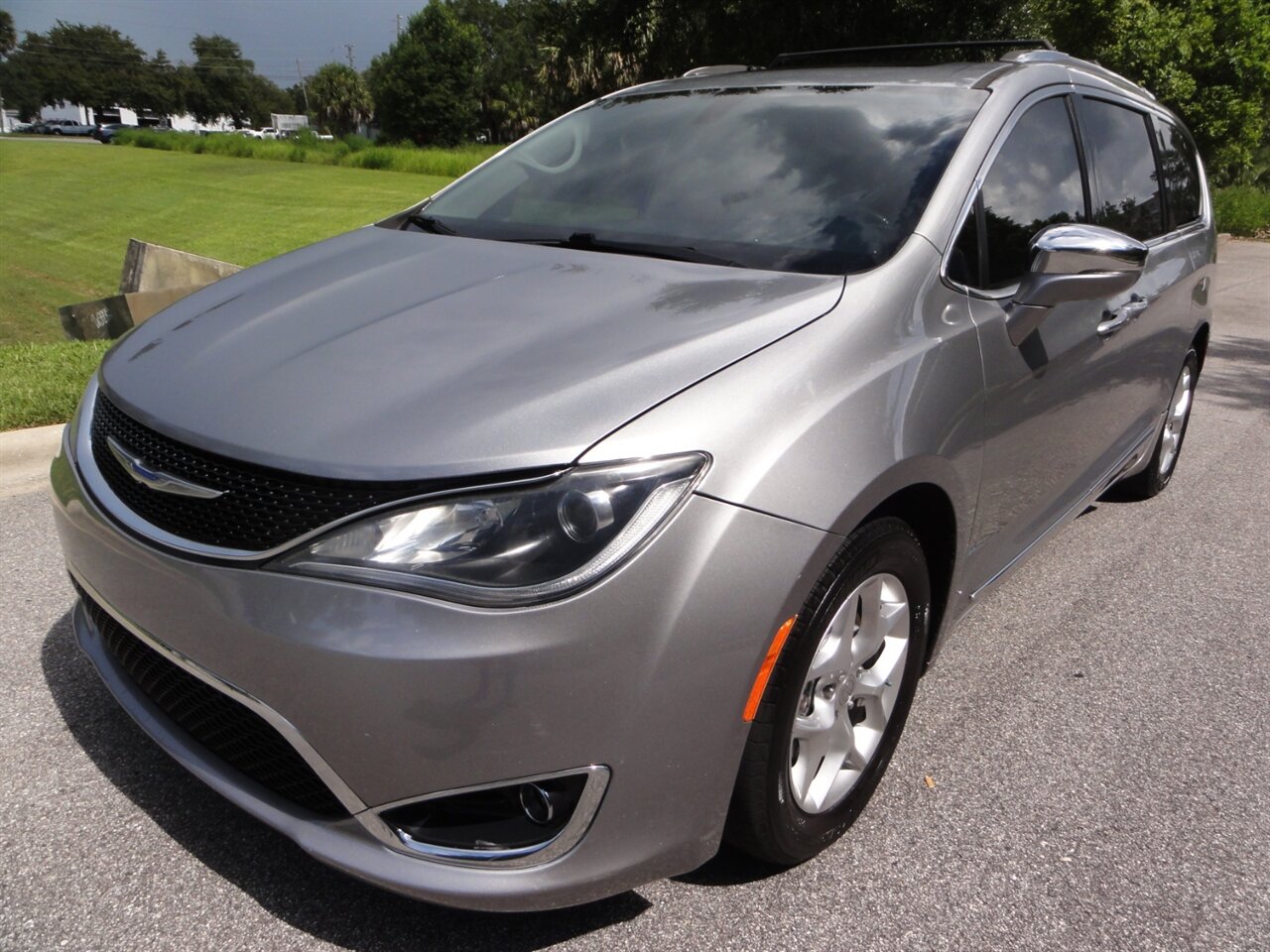 2020 Chrysler Pacifica Limited  Premium - Photo 2 - Deland, FL 32720