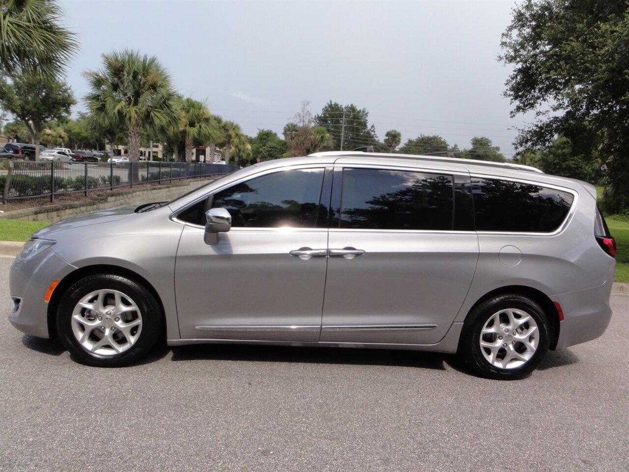 2020 Chrysler Pacifica Limited  Premium - Photo 17 - Deland, FL 32720