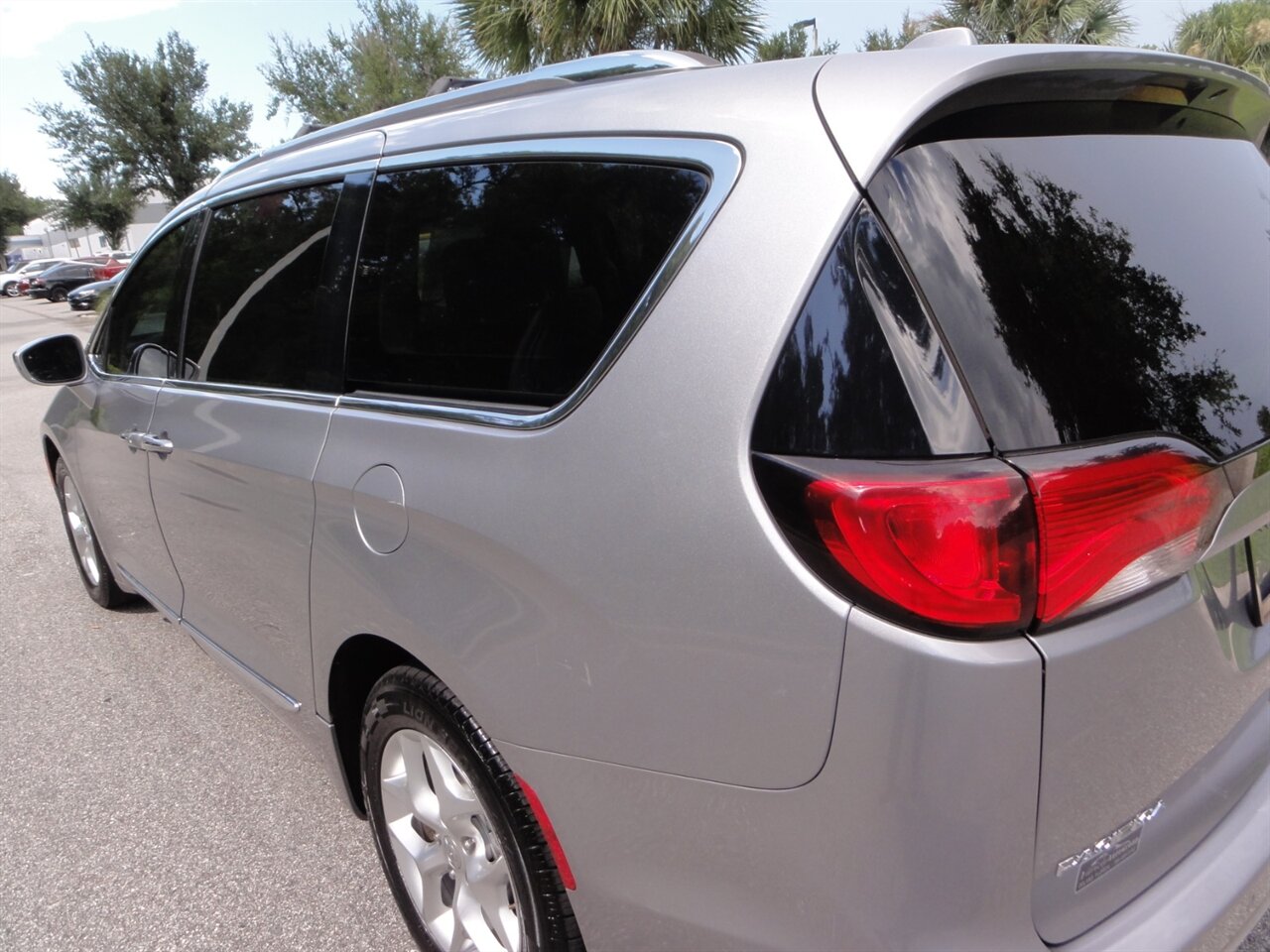 2020 Chrysler Pacifica Limited  Premium - Photo 13 - Deland, FL 32720