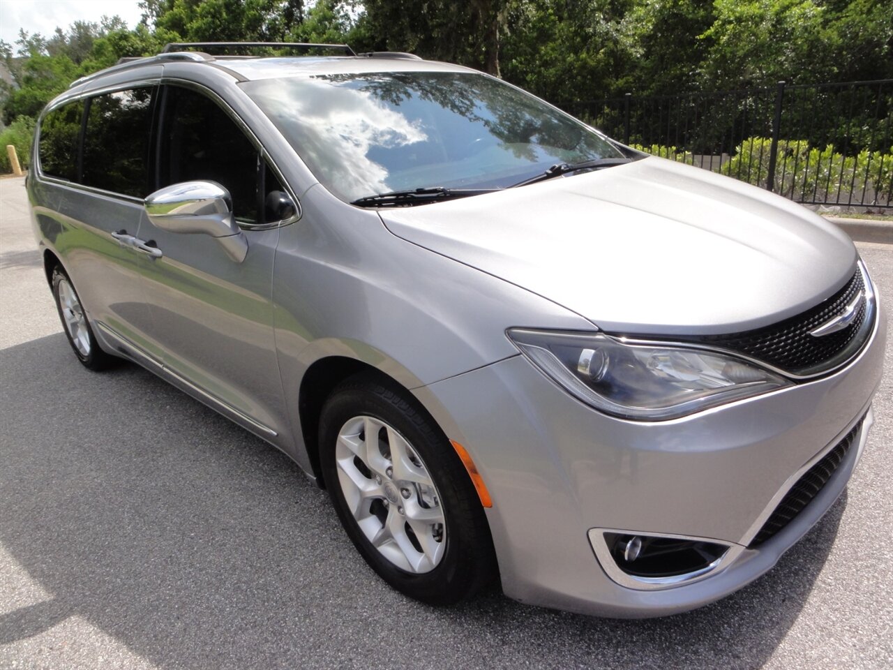 2020 Chrysler Pacifica Limited  Premium - Photo 1 - Deland, FL 32720