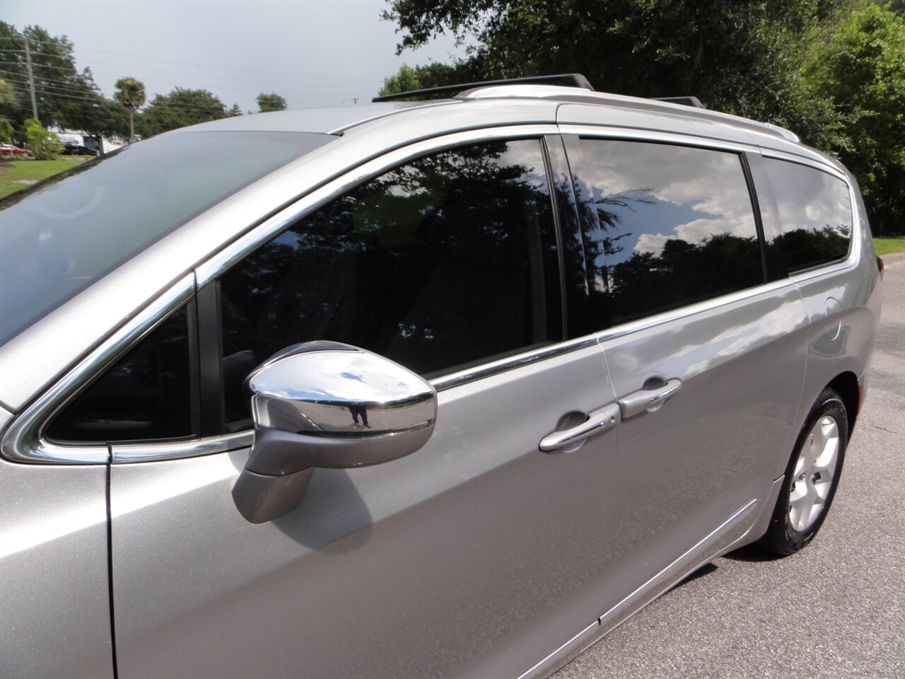 2020 Chrysler Pacifica Limited  Premium - Photo 12 - Deland, FL 32720