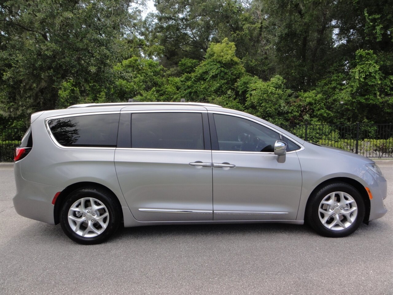 2020 Chrysler Pacifica Limited  Premium - Photo 16 - Deland, FL 32720
