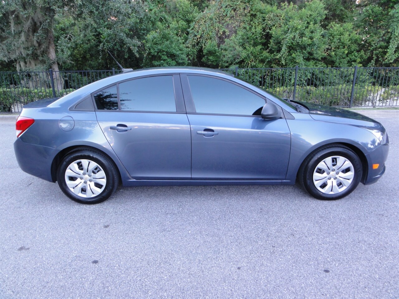 2013 Chevrolet Cruze LS Auto - Photo 15 - Deland, FL 32720