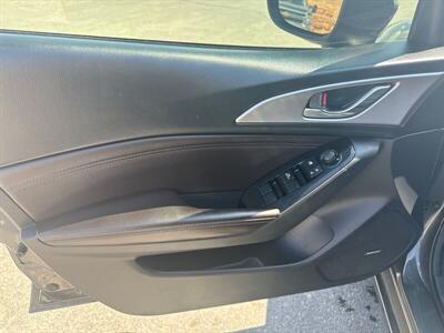 2018 Mazda Mazda3 Touring   - Photo 5 - Roosevelt, UT 84066