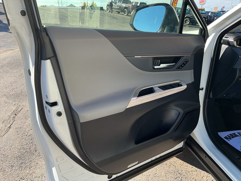 2022 Toyota Venza XLE - Photo 7 - Roosevelt, UT 84066