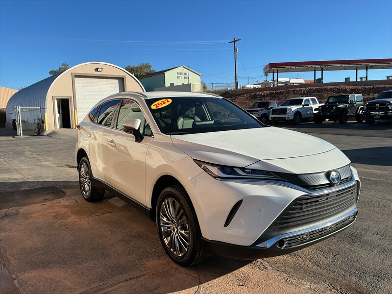 2022 Toyota Venza XLE - Photo 2 - Roosevelt, UT 84066
