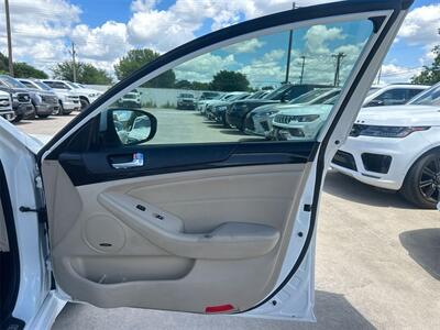 2016 Kia Cadenza Premium   - Photo 22 - McKinney, TX 75070