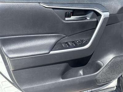 2020 Toyota RAV4 XLE   - Photo 19 - McKinney, TX 75070