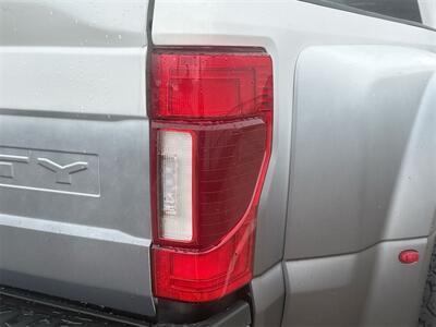 2021 Ford F-350SD Lariat DRW   - Photo 32 - McKinney, TX 75070