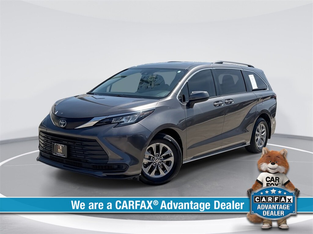 2022 Toyota Sienna LE 8 Passenger - Photo 1 - McKinney, TX 75070