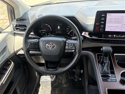 2022 Toyota Sienna LE 8 Passenger   - Photo 21 - McKinney, TX 75070