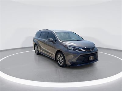 2022 Toyota Sienna LE 8 Passenger   - Photo 2 - McKinney, TX 75070