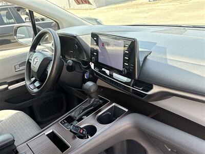 2022 Toyota Sienna LE 8 Passenger   - Photo 61 - McKinney, TX 75070