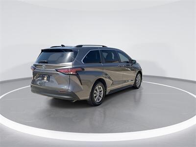 2022 Toyota Sienna LE 8 Passenger   - Photo 8 - McKinney, TX 75070