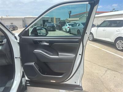 2022 Toyota Highlander XLE   - Photo 31 - McKinney, TX 75070