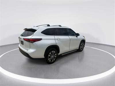 2022 Toyota Highlander XLE   - Photo 8 - McKinney, TX 75070