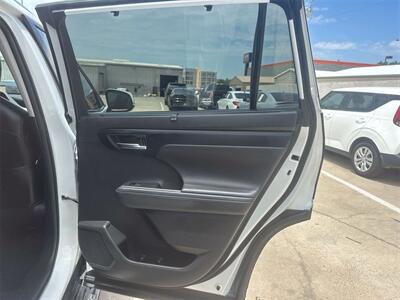 2022 Toyota Highlander XLE   - Photo 32 - McKinney, TX 75070