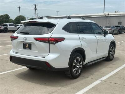2022 Toyota Highlander XLE   - Photo 14 - McKinney, TX 75070