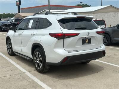 2022 Toyota Highlander XLE   - Photo 13 - McKinney, TX 75070