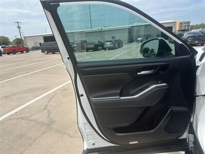 2022 Toyota Highlander XLE   - Photo 34 - McKinney, TX 75070
