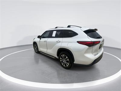 2022 Toyota Highlander XLE   - Photo 2 - McKinney, TX 75070